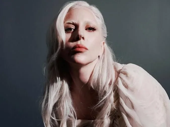 Η Lady Gaga σε προωθητική φωτογραφία για το άλμπουμ και τη συναυλιακή ταινία Harlequin.