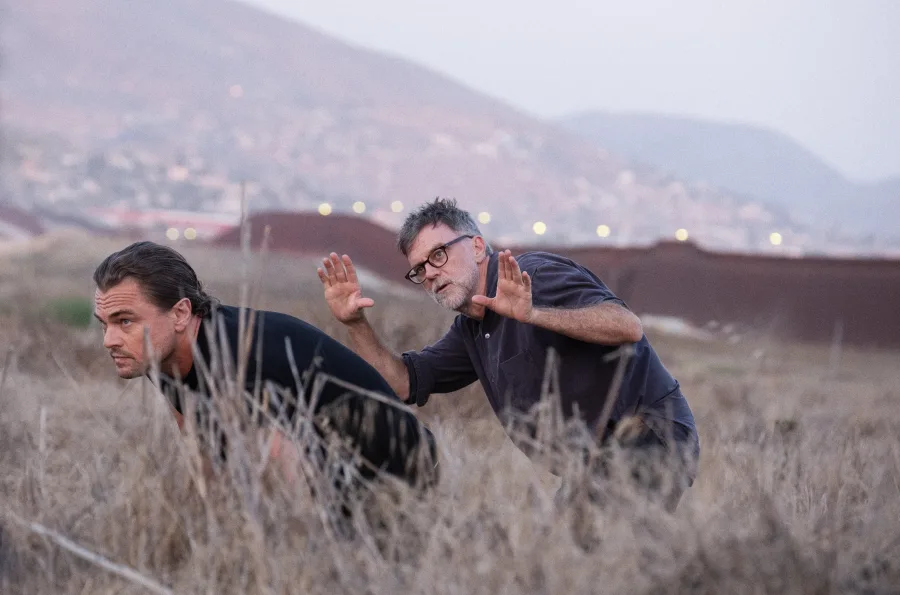 Ο Λεονάρντο Ντι Κάπριο και ο σκηνοθέτης του One Battle After Another σε σκηνή των Όσκαρ 2026.