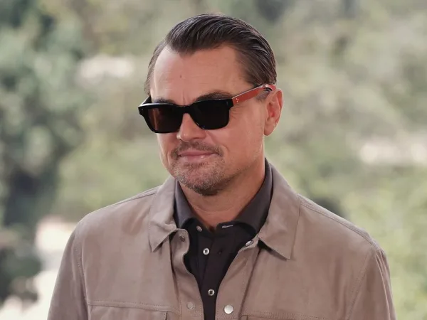 Ο ηθοποιός Leonardo DiCaprio σε δημόσια εμφάνιση, προσπαθώντας να αποφύγει τα φώτα της δημοσιότητας.