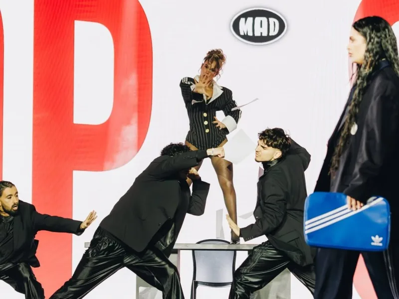 Η Lila στη σκηνή του MadWalk 2025 για το energy act της adidas, ερμηνεύοντας το τραγούδι Βο$$.