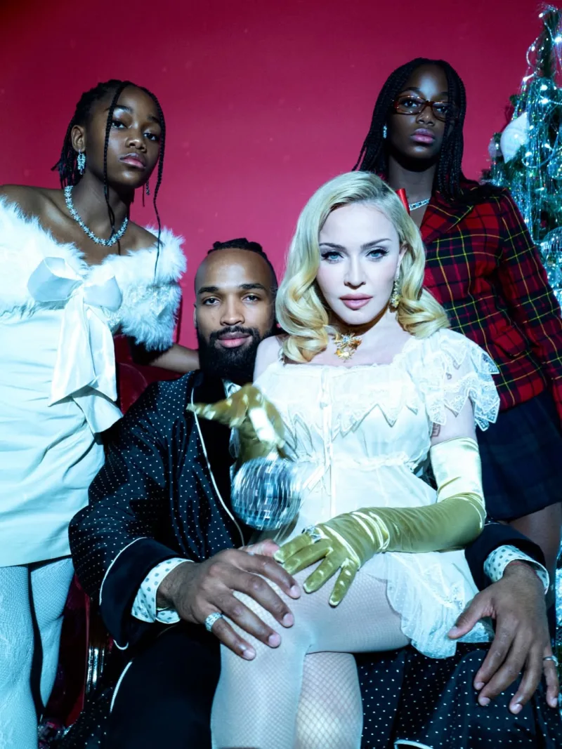 Η Madonna σε εορταστική χριστουγεννιάτικη φωτογράφιση από τον προσωπικό της λογαριασμό στο Instagram.