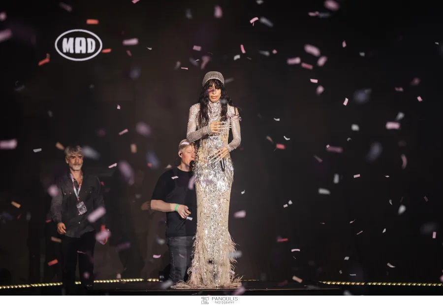 Η Loreen στη σκηνή των Mad Video Music Awards με αστραφτερό φόρεμα και κομφετί.