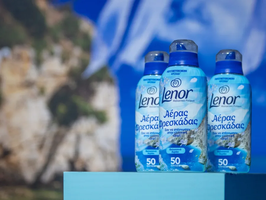 Τρία μπουκάλια μαλακτικού Lenor Αέρας Φρεσκάδας σε γαλάζιο φόντο.