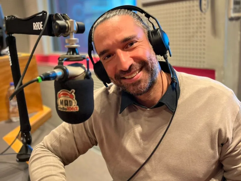 Ο Μάνος Δημητρούλης στο στούντιο του Mad Radio 106,2.