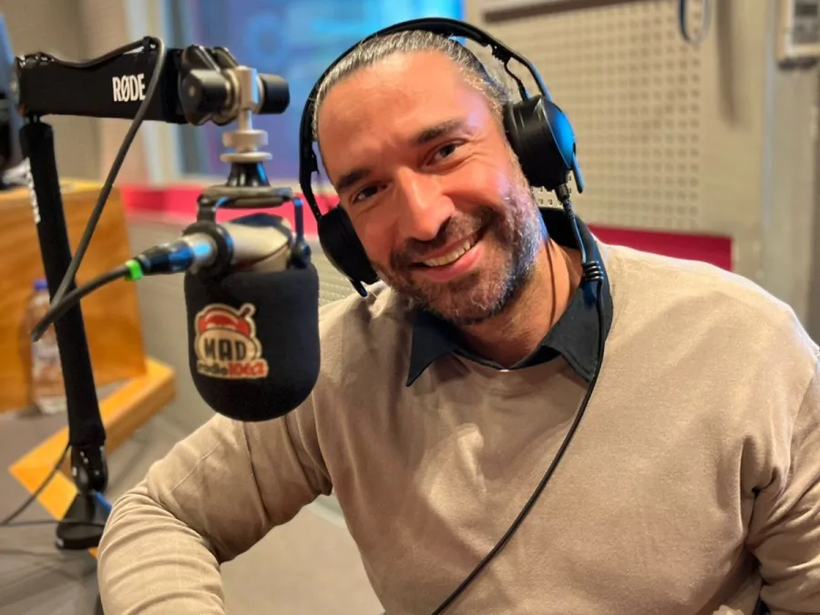 Ο Μάνος Δημητρούλης στο στούντιο του Mad Radio 106,2.