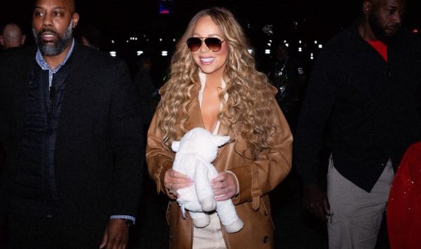 Σπάνια φωτογραφία της Mariah Carey με τα δίδυμά της δίπλα στο χριστουγεννιάτικο δέντρο