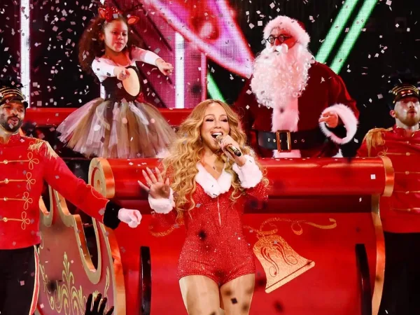 Η Rihanna και η Mariah Carey στα παρασκήνια της συναυλίας Here For It All Holiday Special στο Λας Βέγκας.