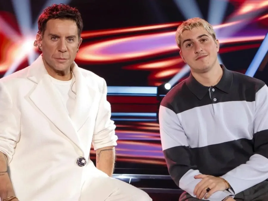 Ο Good Job Nicky στη σκηνή του The Voice of Greece τραγουδώντας ελληνικά δίπλα στον Γιώργο Μαζωνάκη.