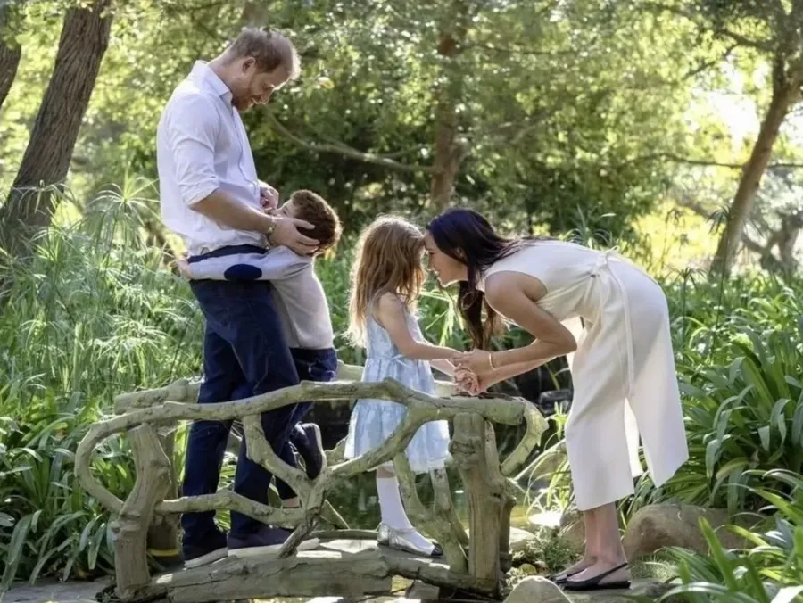 Ο πρίγκιπας Harry και η Meghan Markle με τα παιδιά τους σε εξωτερικό χώρο