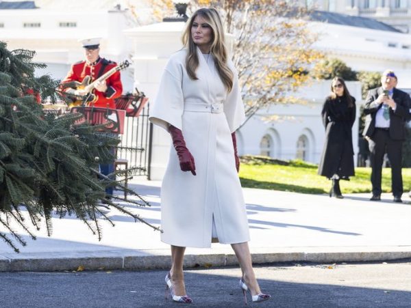 Η Melania Trump ανάδειξε τα δερμάτινα γάντια ως το απόλυτο fashion trend της σεζόν