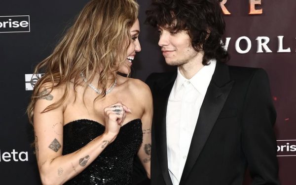 Η Miley Cyrus αρραβωνιάστηκε τον Maxx Morando: Το εντυπωσιακό μονόπετρο και το love story που οδήγησε στο «ναι»