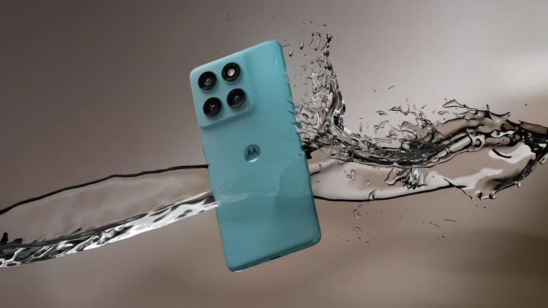 Smartphone σε γαλάζιο χρώμα με νερό να εκτοξεύεται γύρω του.
