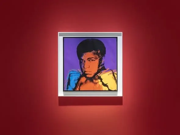 Πορτρέτο του Muhammad Ali από τον Andy Warhol σε κόκκινο τοίχο.