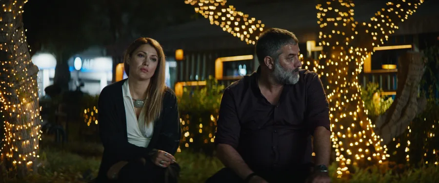 Αφίσα ή σκηνή από την ταινία Η Σπασμένη Φλέβα που σημειώνει επιτυχία στο ελληνικό box office.