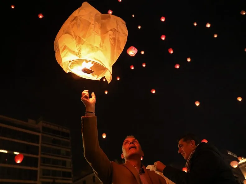 Χιλιάδες φαναράκια στον ουρανό της Αθήνας για την εκδήλωση «Νύχτα των Ευχών» στην πλατεία Κοτζιά.