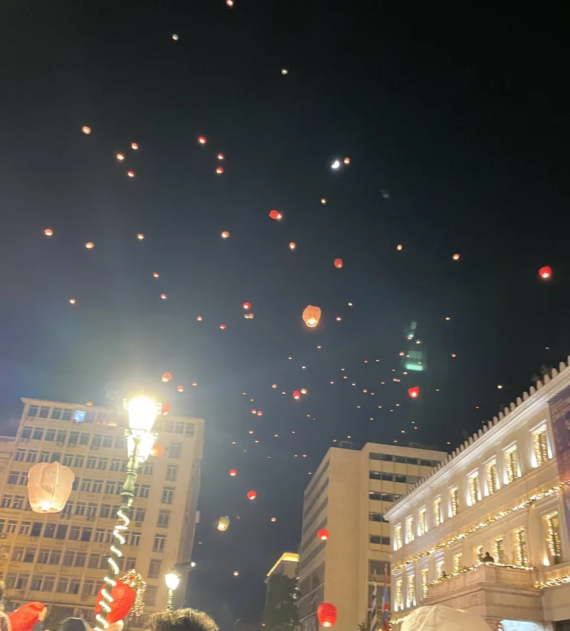 Πλήθος από φωτεινά φαναράκια στον νυχτερινό ουρανό πάνω από την πλατεία Κοτζιά.