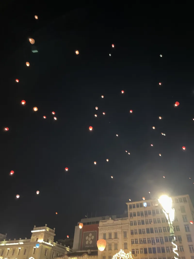 Πλήθος από φωτεινά φαναράκια στον νυχτερινό ουρανό πάνω από την πλατεία Κοτζιά.