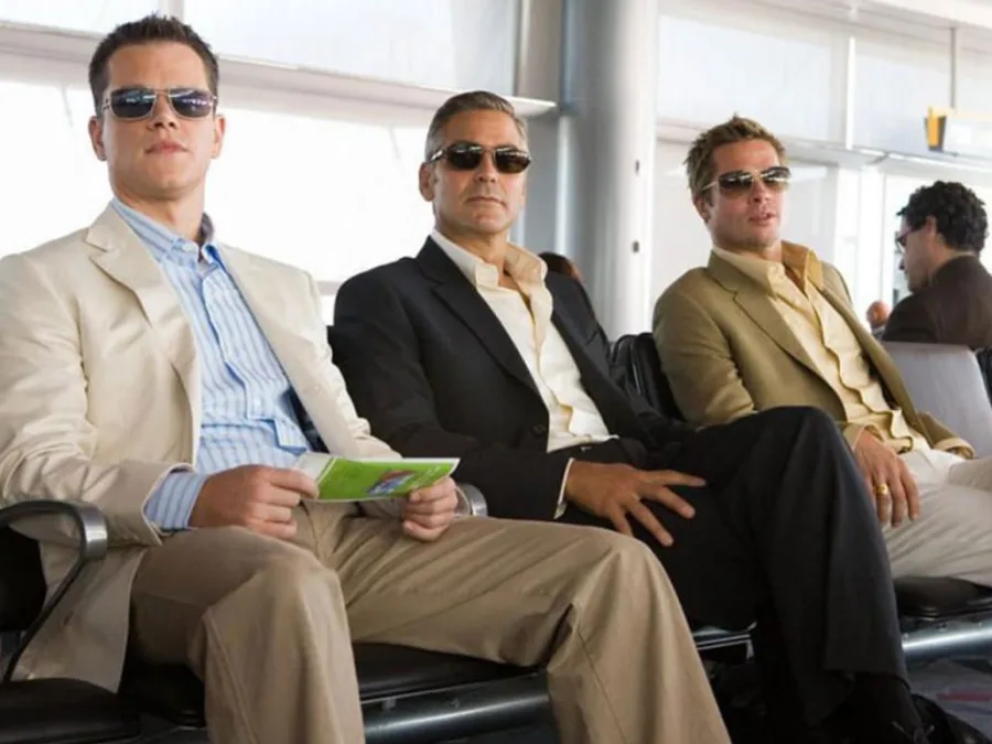 Ο George Clooney με τους Matt Damon και Brad Pitt σε σκηνή από την ταινία Ocean's Eleven.
