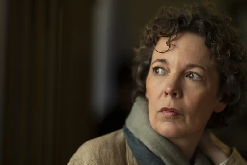 Η Olivia Colman ως Angela Burr στο The Night Manager, η σειρά που επιστρέφει μετά από 10 χρόνια.