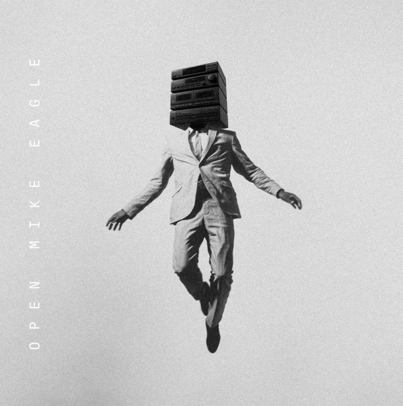 Ασπρόμαυρο εξώφυλλο άλμπουμ του Open Mike Eagle με έναν άνδρα που έχει ηχοσυστήματα αντί για κεφάλι.