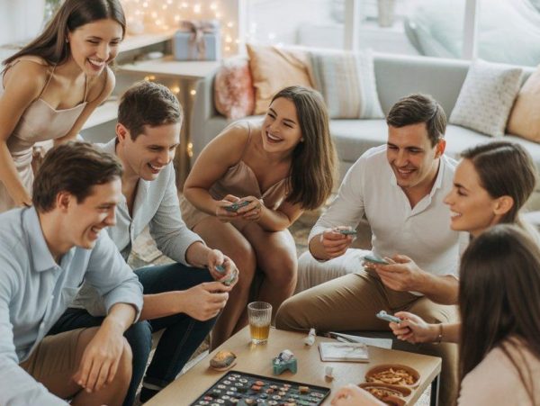 Ώρα για διασκέδαση: 4+1 παιχνίδια που μετατρέπουν το γιορτινό τραπέζι σε πάρτι