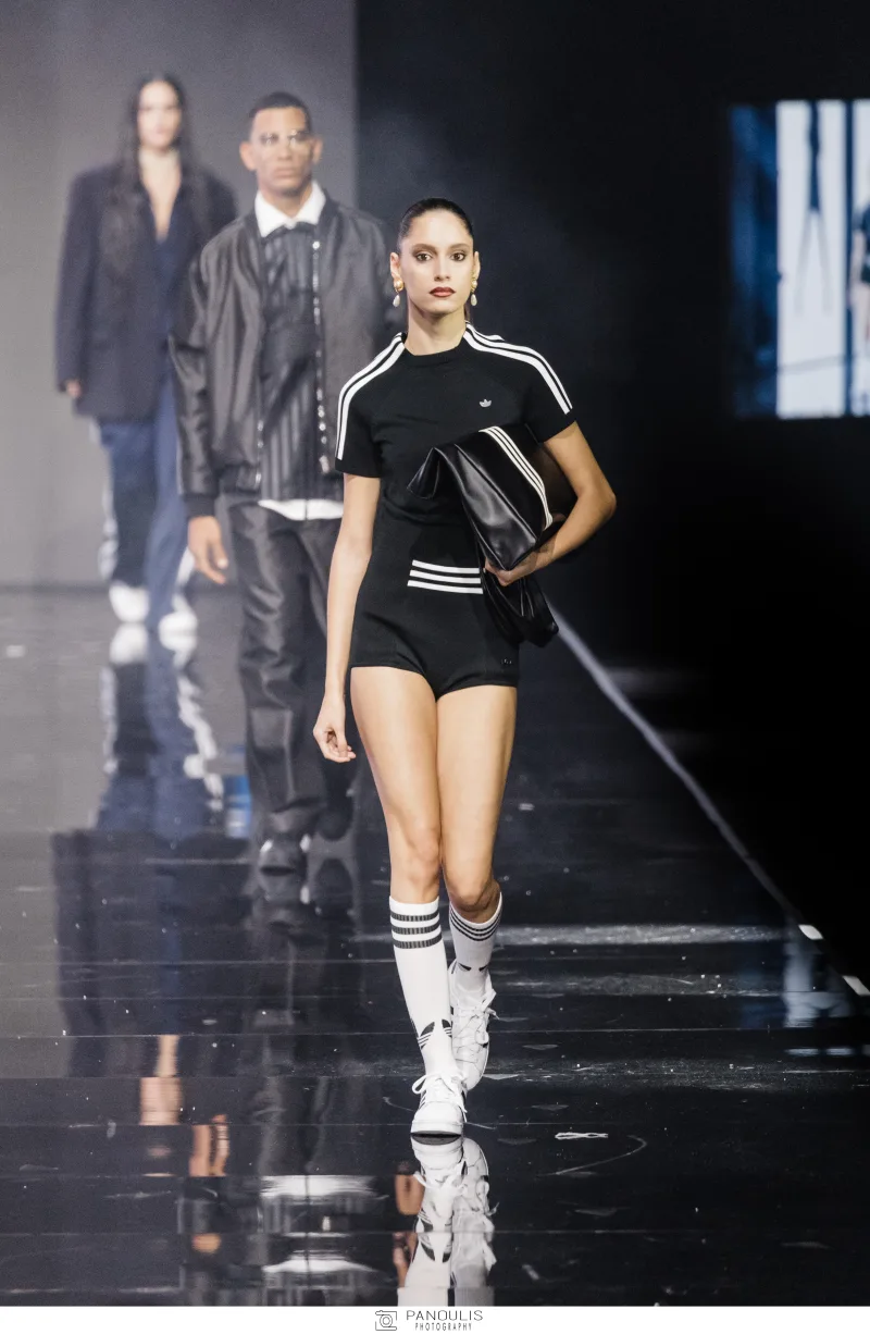 Μοντέλο σε πασαρέλα με αθλητικό σύνολο Adidas
