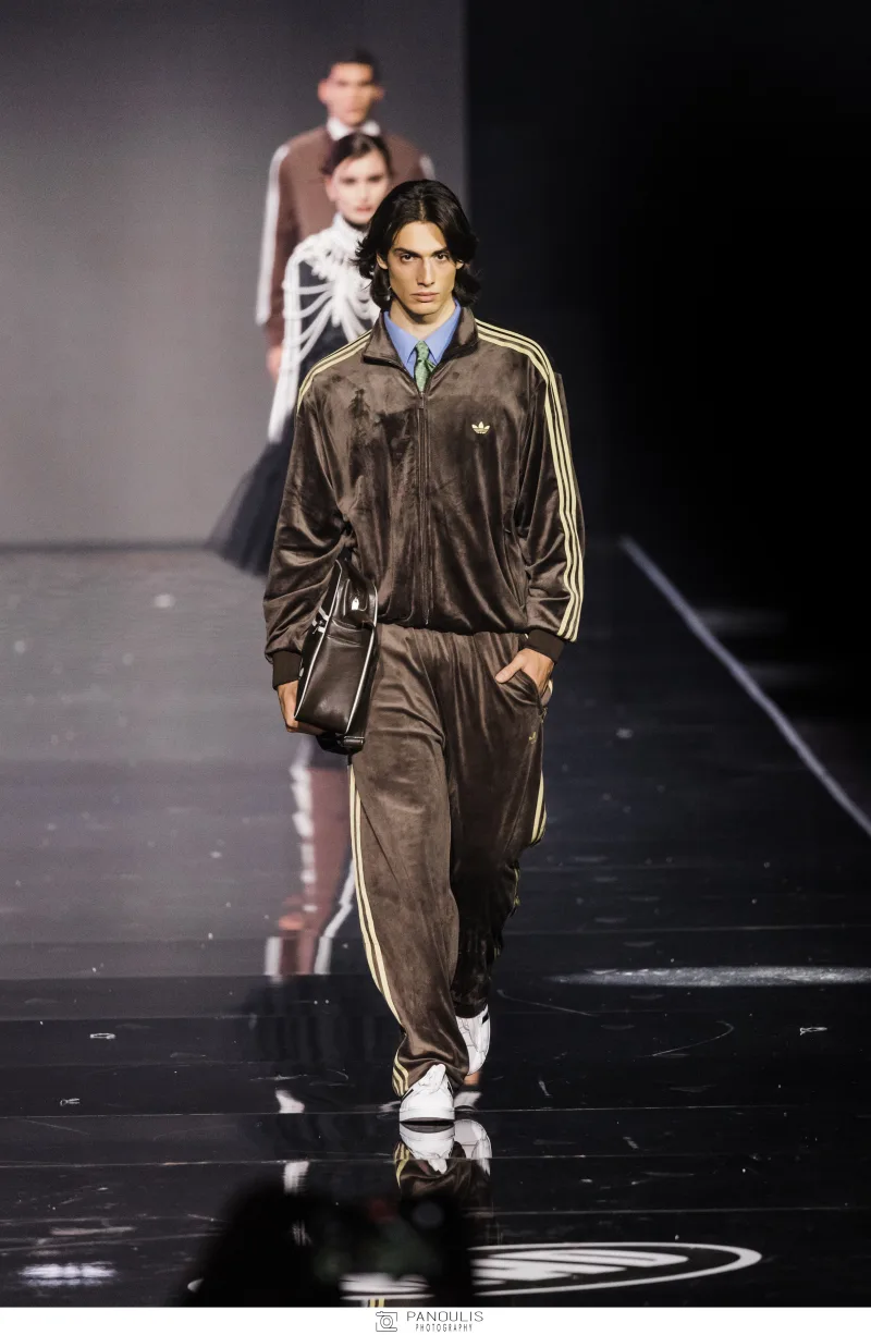 Μοντέλο σε πασαρέλα με καφέ βελούδινη φόρμα Adidas.
