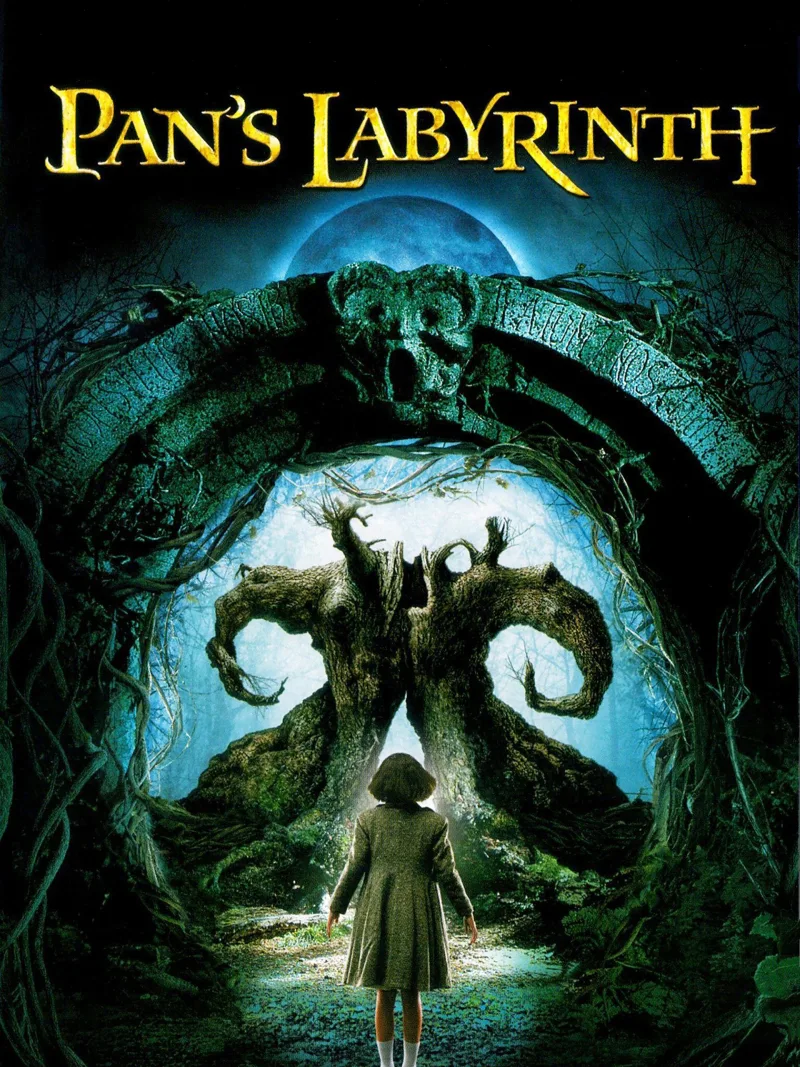 Αφίσα της ταινίας Pan's Labyrinth με ένα κορίτσι μπροστά από μια πέτρινη πύλη και ένα δέντρο.