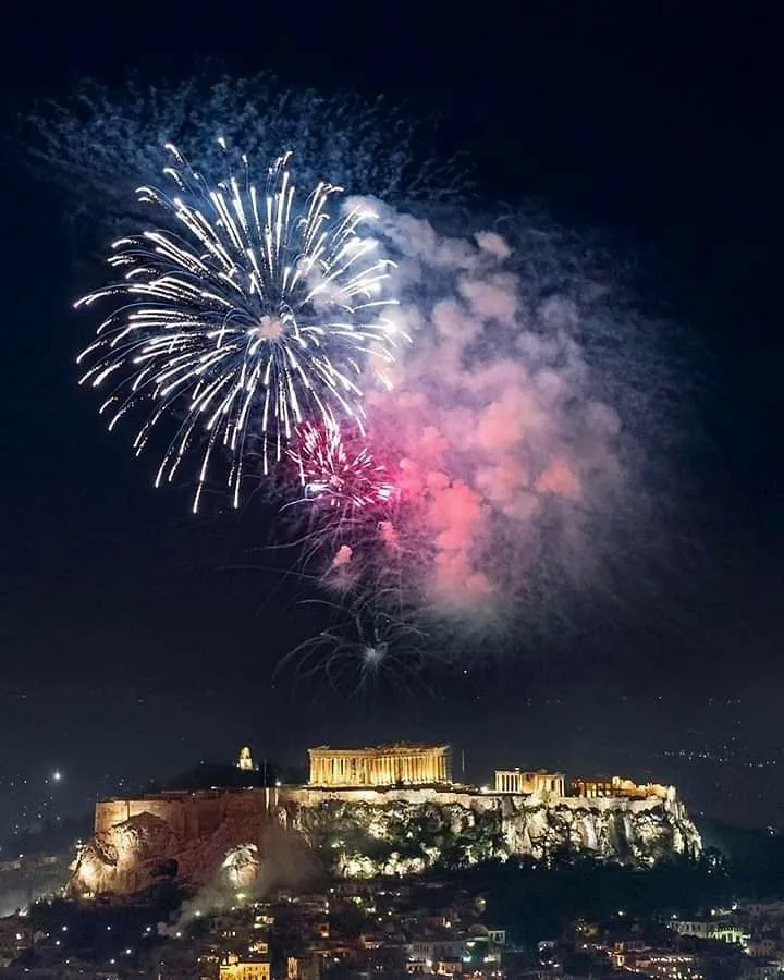 Παραμονή Πρωτοχρονιάς 2025 στο Σύνταγμα με Μαραβέγια και Μόρφη - Παρουσιαστές Μουτσινάς και Σωτηροπούλου