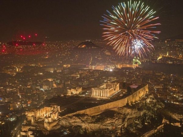 Παραμονή Πρωτοχρονιάς στο Σύνταγμα με Μαραβέγια και Μόρφη – Παρουσιαστές Μουτσινάς και Σωτηροπούλου