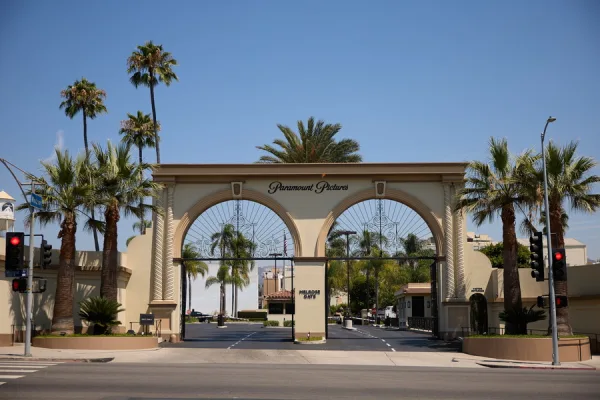 Λογότυπα των εταιρειών Warner Bros, Paramount και Netflix στο πλαίσιο της εξαγοράς δισεκατομμυρίων.