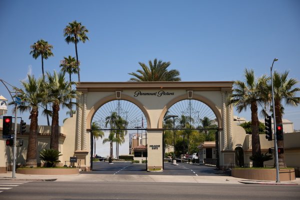 Λογότυπα των εταιρειών Warner Bros, Paramount και Netflix στο πλαίσιο της εξαγοράς δισεκατομμυρίων.