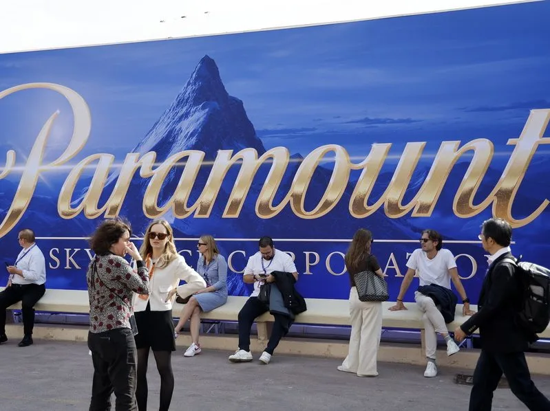 Λογότυπα των εταιρειών Warner Bros, Paramount και Netflix στο πλαίσιο της εξαγοράς δισεκατομμυρίων.