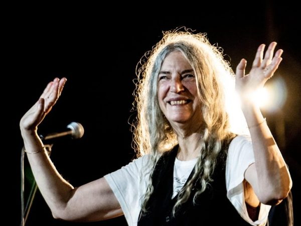 Η ιέρεια της punk Patti Smith έρχεται στην Αθήνα για μία μόνο συναυλία