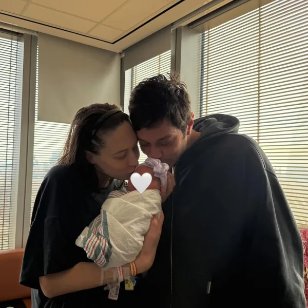 Ο Pete Davidson και η Elsie Hewitt κρατούν το νεογέννητο μωρό τους.