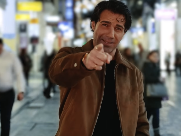 Ο Πέτρος Ιακωβίδης παρουσιάζει το music video για τη viral επιτυχία Τέλεια