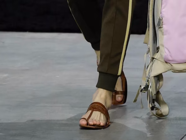 Μετά τις αντιδράσεις ο οίκος Prada επανασχεδιάζει τα σανδάλια Kolhapuri