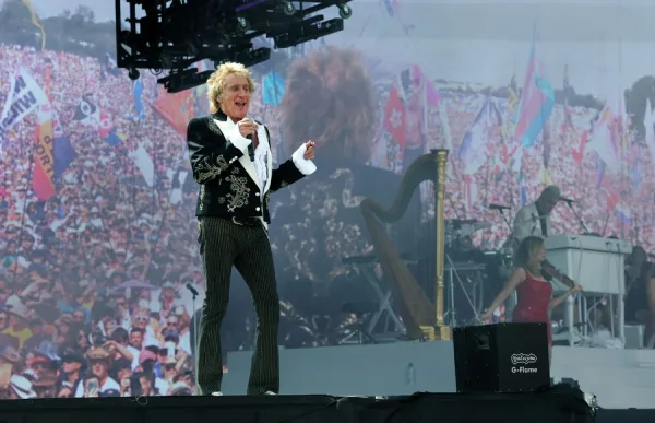 Ο Rod Stewart στη σκηνή κατά τη διάρκεια της συναυλίας του στην Αθήνα.