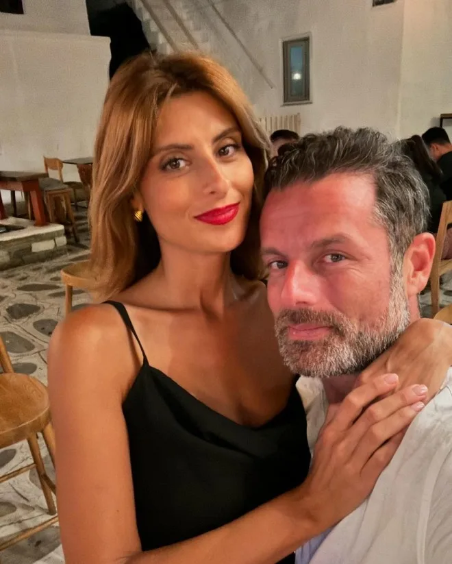 Ένας άνδρας και μια γυναίκα σε κοντινό πλάνο σε εξωτερικό χώρο εστίασης.