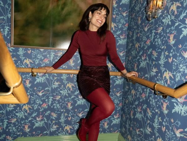 Το red-on-red outfit της Τόνιας Σωτηροπούλου θα σε βάλει αμέσως στο πιο festive mood