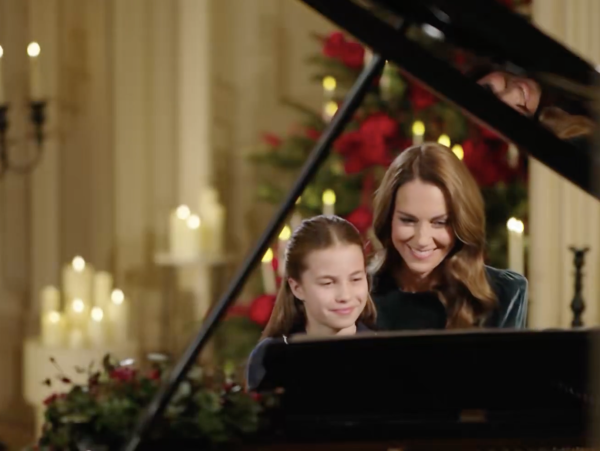 Η πριγκίπισσα Charlotte και η Kate Middleton σε χριστουγεννιάτικο ντουέτο στο πιάνο