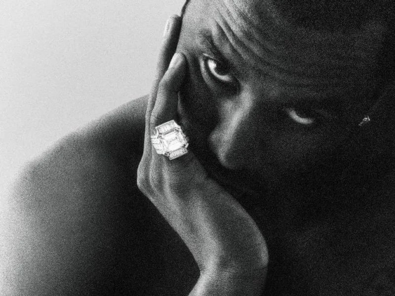 Κοντινό ασπρόμαυρο πορτρέτο του Sean «Diddy» Combs με μεγάλο δαχτυλίδι.