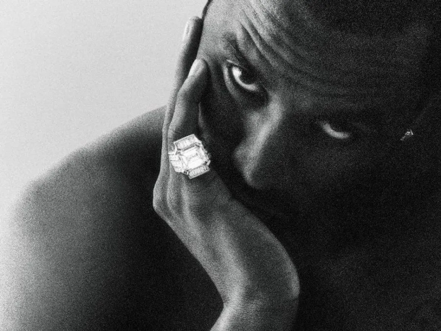 Κοντινό ασπρόμαυρο πορτρέτο του Sean «Diddy» Combs με μεγάλο δαχτυλίδι.
