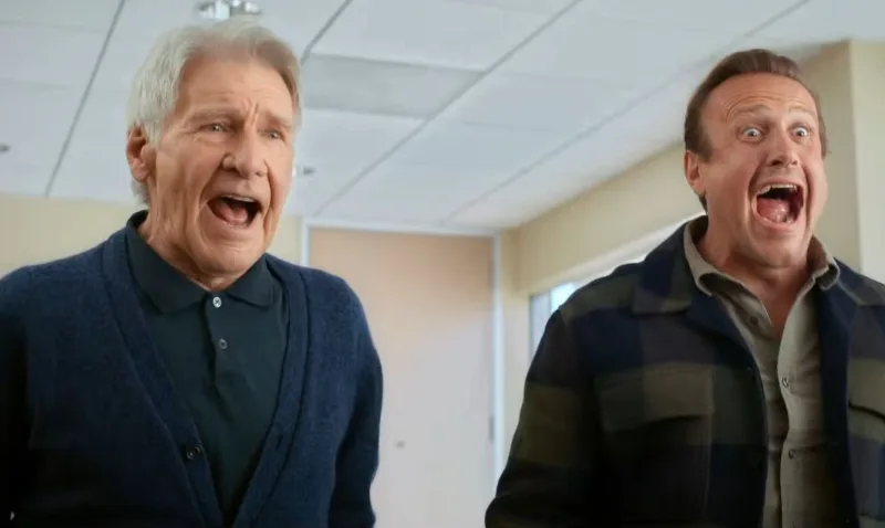 Ο Harrison Ford και ο Jason Segel σε σκηνή από τη σειρά Shrinking.