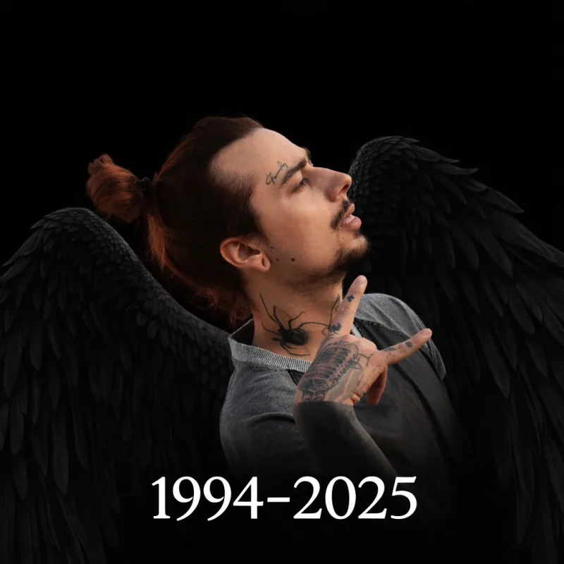 Ο Sin Boy με φτερά και η ημερομηνία 1994-2025 που προκάλεσε σύγχυση στο κοινό.