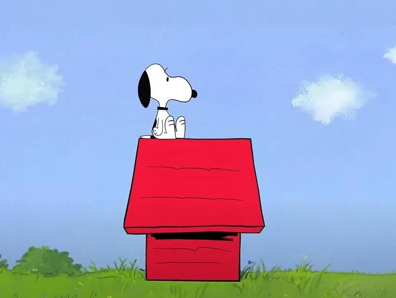 Ο Snoopy κάθεται πάνω στην κόκκινη στέγη του σπιτιού του.