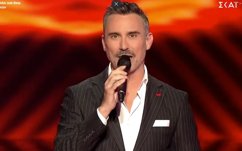Ο Γιώργος Καπουτζίδης στη σκηνή του The Voice Greece.