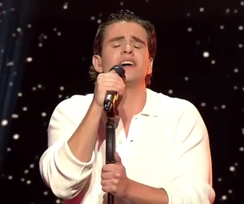 Ο Βάγγος Δανέζης τραγουδάει στη σκηνή του The Voice.