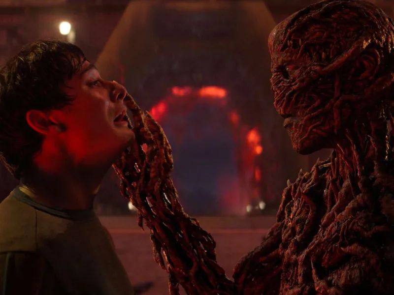 Σκηνή από τη σειρά Stranger Things με τον Vecna και έναν νεαρό άνδρα.