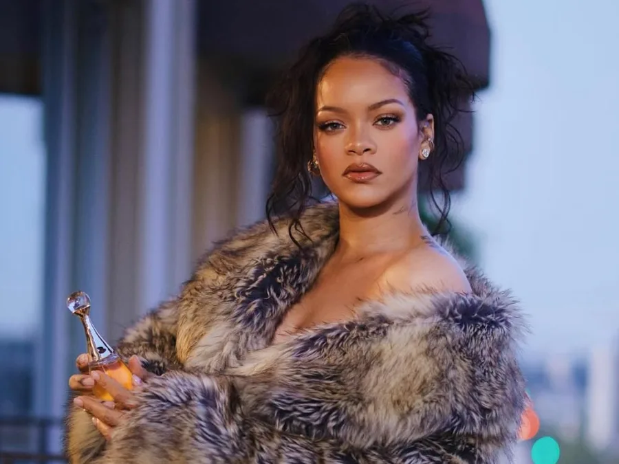 Πορτρέτο της Rihanna από τον επίσημο λογαριασμό της στο Instagram για την επιτυχία της στο YouTube.